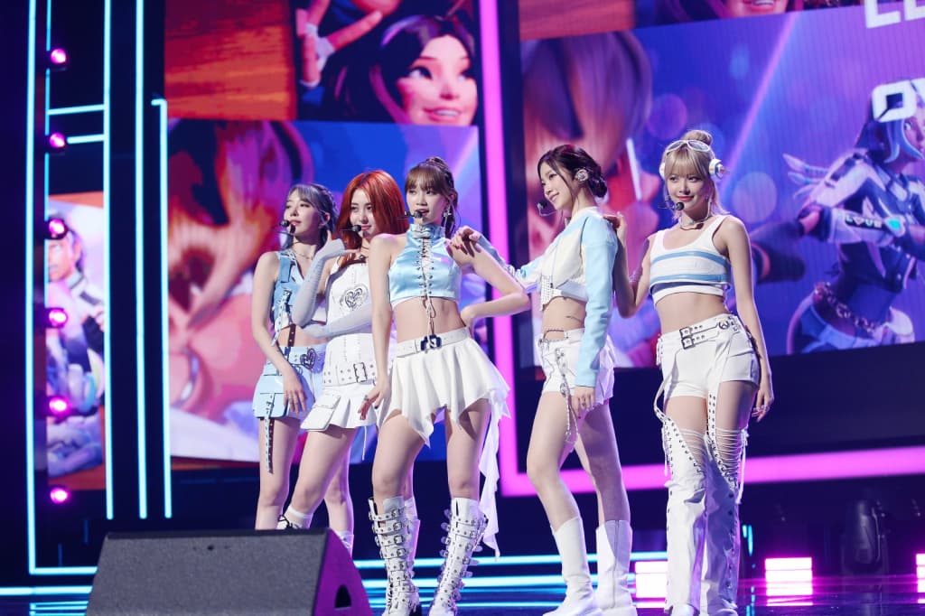 "블리즈컨, 너 내 동료가 돼라!" 르세라핌, 美 블리즈컨 피날레