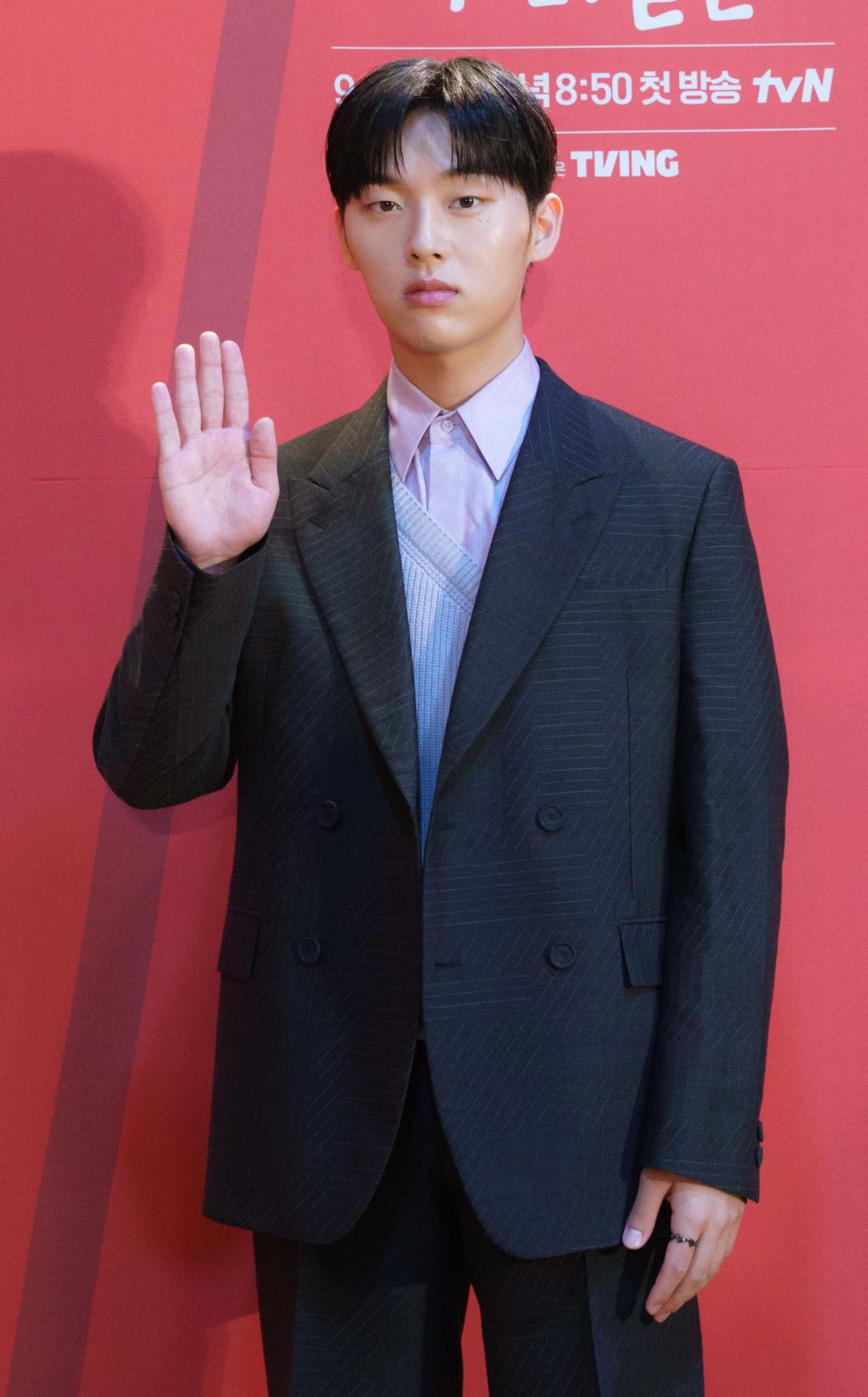 최현욱, 중2병 걸린다..새 드라마 '그놈은 흑염룡' 출연