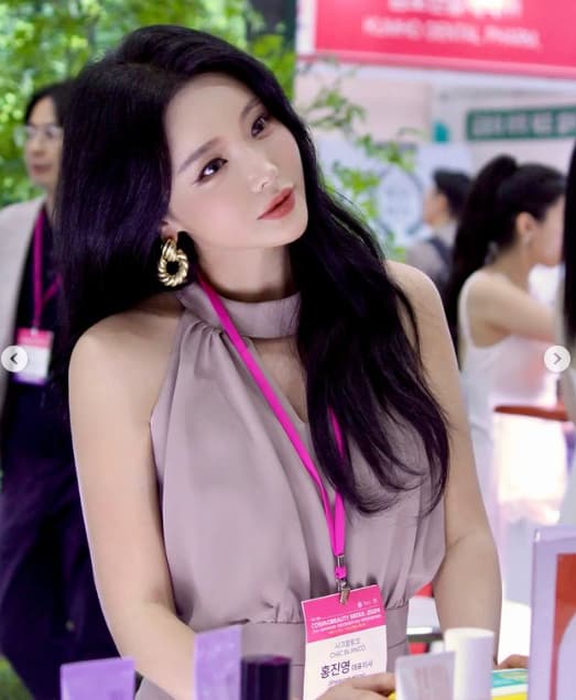 홍진영 맞아? 뷰티박람회서 포착..달라진 외모 근황