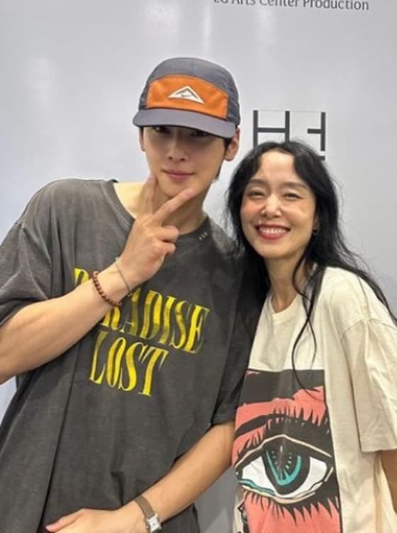 이 조합 무슨 일?..차은우, 전도연과 다정한 투샷