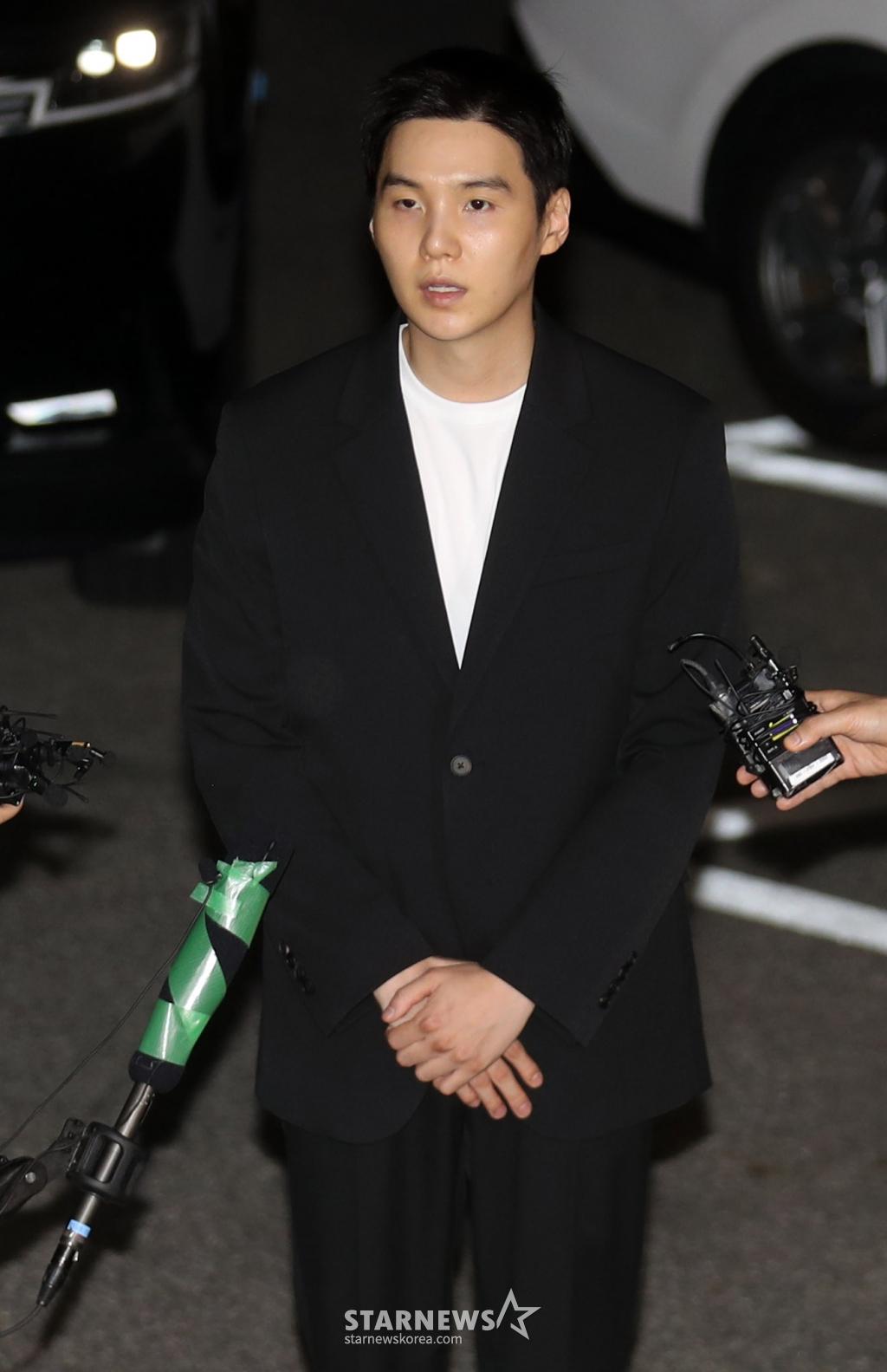 "옹호, 저격, 악플테러"..난장판 다툼된 BTS 슈가 '음주 논란' [★FOCUS]