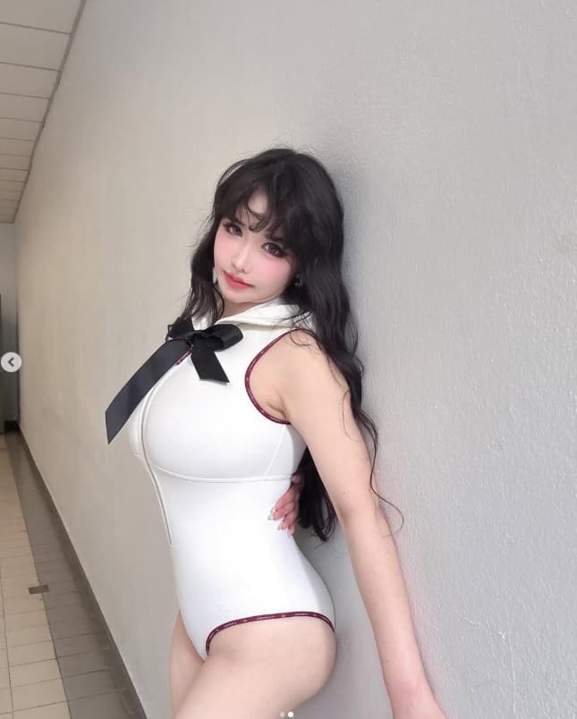 박봄, 다이어트 쏙 뺐는데 '글래머 몸매'..샤넬 수영복 딱 맞네!
