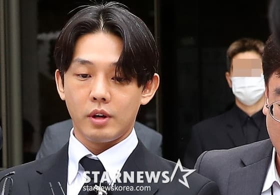 마약류 관리에 관한 법률 위반 혐의를 받고 있는 배우 유아인(본명 엄홍식), 최하늘 작가가 24일 서울 서초구 중앙지방법원에서 진행된 구속전피의자심문(영장실질심사)을 마친 뒤 호송차량으로 향하고 있다. 2023.05.24 /사진=김창현 기자 chmt@