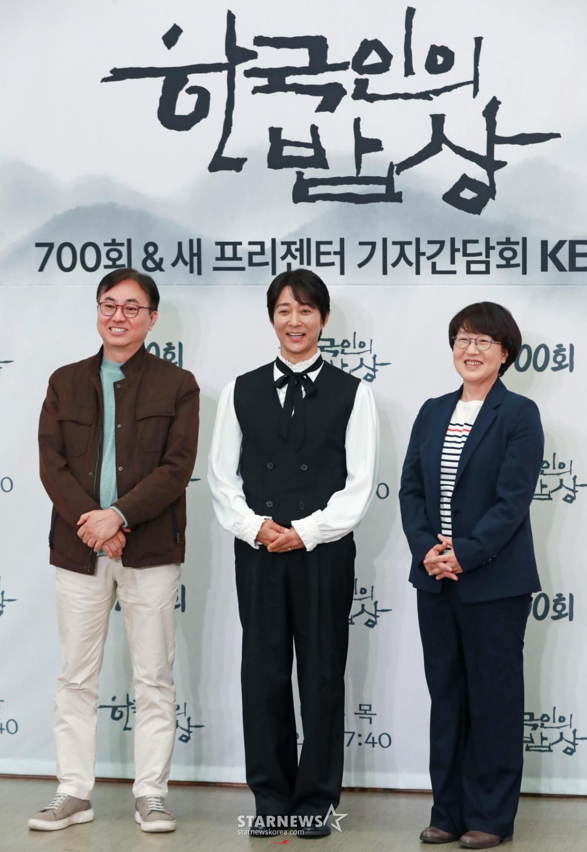 임기순 PD, 배우 최수종, 전선애 작가가 10일 오후 서울 여의도 KBS에서 진행된 '한국인의 밥상' 700회 및 새 프리젠터 기자간담회에 참석해 포즈를 취하고 있다.  '한국인의 밥상'은 2011년 첫 방송 후 14년 3개월간 전국 방방곡곡의 한 끼 식사를 통해 한국인의 삶과 문화를 담아온 푸드멘터리 프로그램이다. /2025.04.10 /사진=이동훈 photoguy@