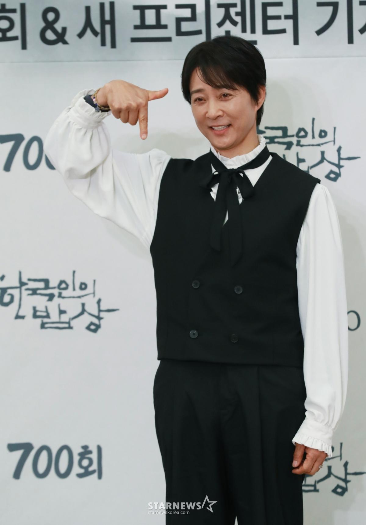 배우 최수종이 10일 오후 서울 여의도 KBS에서 진행된 '한국인의 밥상' 700회 및 새 프리젠터 기자간담회에 참석해 포즈를 취하고 있다.  '한국인의 밥상'은 2011년 첫 방송 후 14년 3개월간 전국 방방곡곡의 한 끼 식사를 통해 한국인의 삶과 문화를 담아온 푸드멘터리 프로그램이다. /2025.04.10 /사진=이동훈 photoguy@