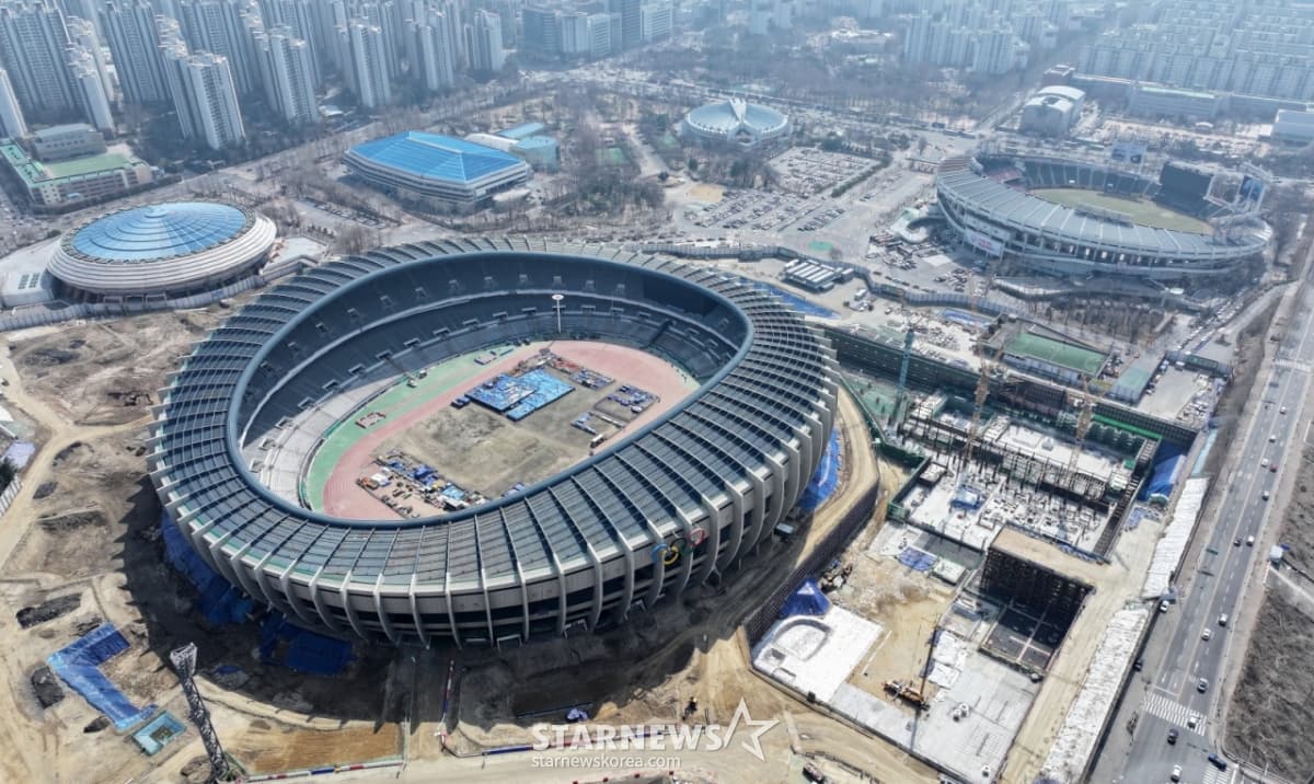 (서울=뉴스1) 김진환 기자 = 23일 서울 송파구 잠실종합운동장 올림픽주경기장에서 리모델링 공사가 진행되고 있다.   지난 1988년 서울 올림픽 개최 이후 40여년 만에 리모델링 되는 올림픽주경기장은 2026년 12월 말까지 3년 간의 공사를 거쳐 스포츠·문화 복합공간으로 탈바꿈한다.2025.3.23/뉴스1  Copyright © 뉴스1. All rights reserved. 무단 전재 및 재배포,  AI학습 이용 금지. /사진=(서울=뉴스1) 김진환 기자