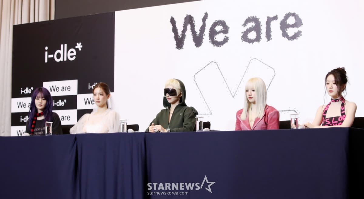 그룹 아이들(i-dle)' 이 19일 오후 서울 강남구 조선 팰리스 서울 강남에서 열린 미니 8집 앨범 '위 아(We are)' 발매 기념 기자간담회에서 질의응답을 하고 있다. 전원 재계약 이후 발매하는 여덟 번째 미니앨범 'We are'는 기존 '(G)I-DLE' 그룹명에서 '(G)'를 빼고 리브랜딩에 나서며 더욱 한계 없는 음악과 콘셉트를 선보일 예정이다. /2025.05.19 /사진=김휘선 hwijpg@