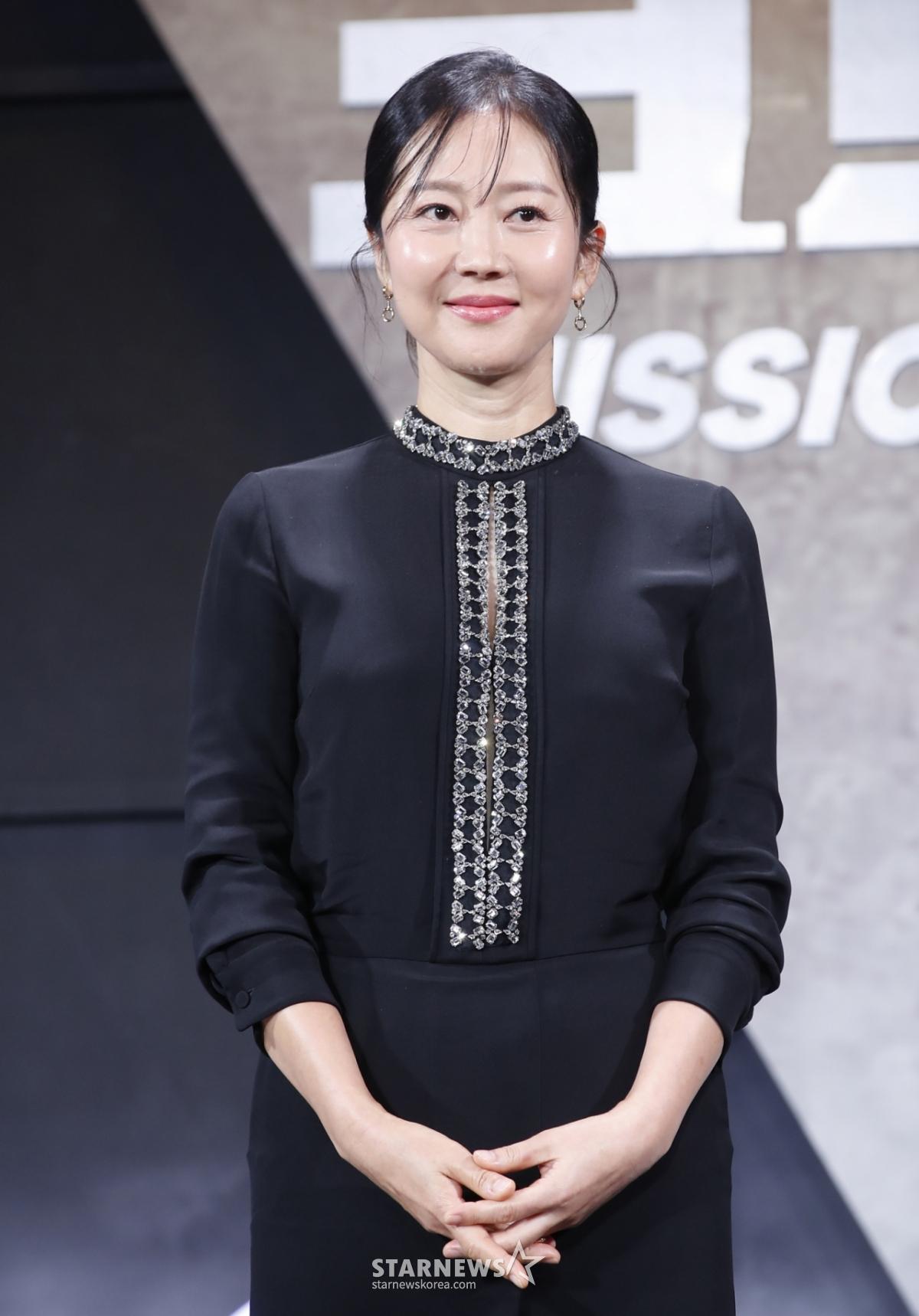 염정아, 종합병원장 사모님 됐다..♥남편, 화성시장과 인증샷[스타이슈]
