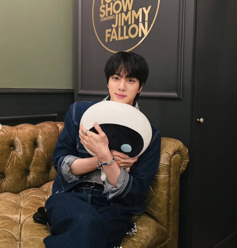 방탄소년단 진, 美 '지미 팰런쇼' 재출연 비하인드..'내 집 같은 포근함'