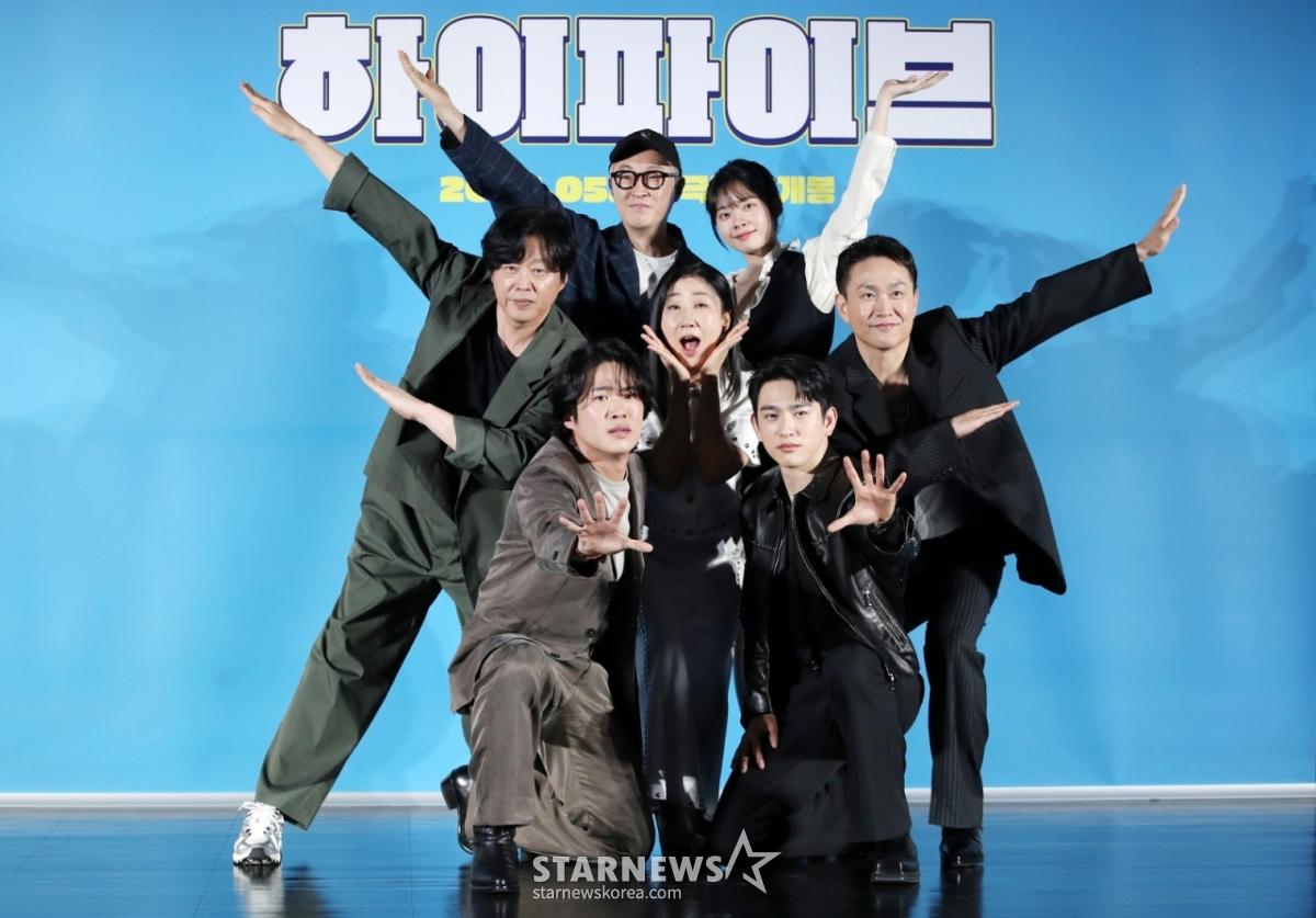 배우 이재인, 안재홍, 라미란, 강형철 감독, 배우 김희원, 오정세, 박진영이 12일 오전 서울 광진구 롯데시네마 건대입구에서 열린 영화 '하이파이브'(감독 강형철) 제작보고회에 참석해 포즈를 취하고 있다. /2025.05.12 /사진=김휘선 hwijpg@