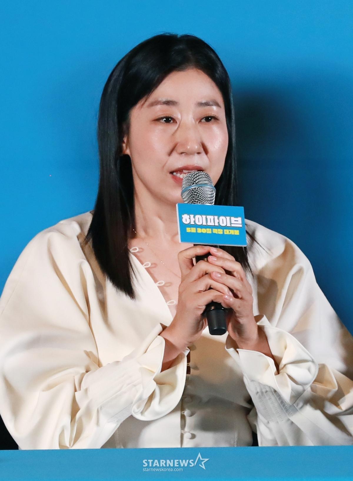 배우 라미란이 26일 오후 서울 CGV용산아이파크몰에서 진행된 영화 '하이파이브'(감독 강형철) 언론배급시사회 및 기자간담회에 참석해 질문에 답하고 있다.  장기이식으로 우연히 각기 다른 초능력을 얻게 된 다섯 명이 그들의 능력을 탐하는 자들과 만나 벌어지는 판타지, 코미디, 액션 영화 ‘하이파이브’는 오는 30일 개봉한다. /2025.05.26 /사진=이동훈 photoguy@
