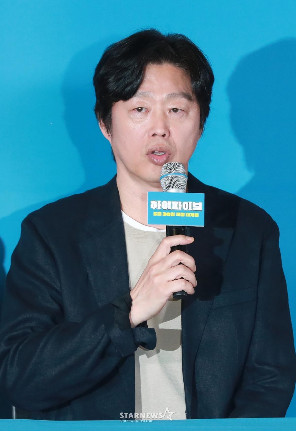 배우 김희원이 26일 오후 서울 CGV용산아이파크몰에서 진행된 영화 '하이파이브'(감독 강형철) 언론배급시사회 및 기자간담회에 참석해 질문에 답하고 있다.  장기이식으로 우연히 각기 다른 초능력을 얻게 된 다섯 명이 그들의 능력을 탐하는 자들과 만나 벌어지는 판타지, 코미디, 액션 영화 ‘하이파이브’는 오는 30일 개봉한다. /2025.05.26 /사진=이동훈 photoguy@