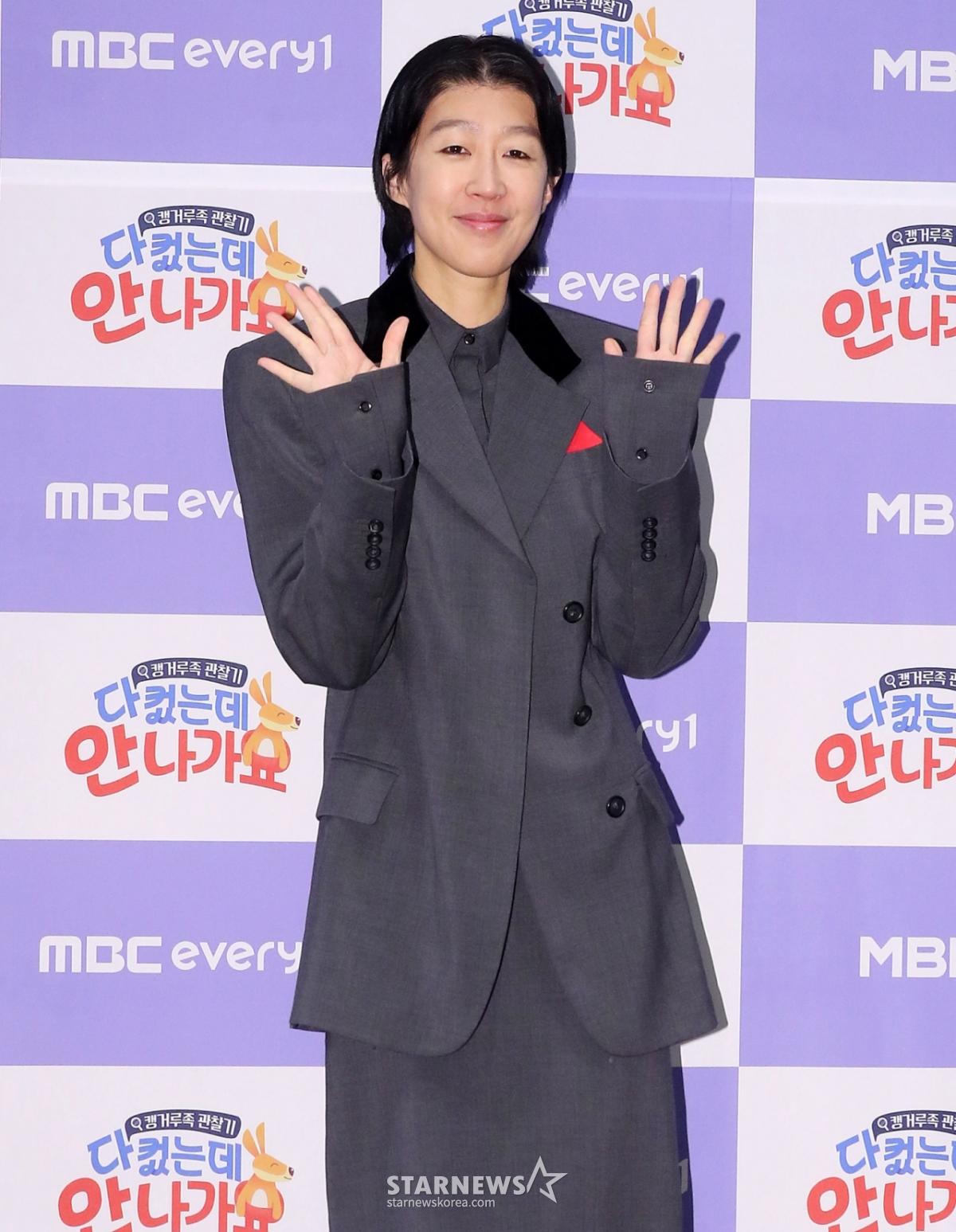 '빨간옷' 인증샷..홍진경, 정치색 논란 일자 삭제