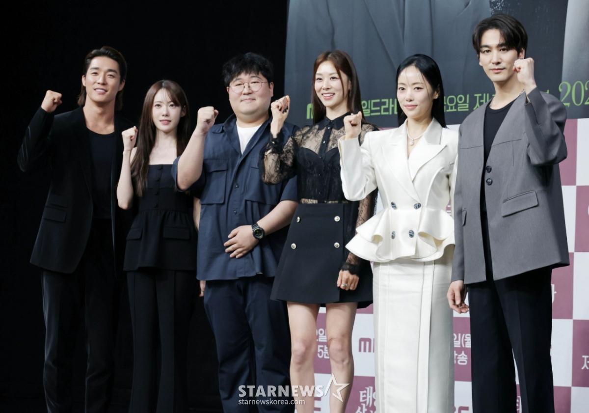 배우 서하준, 이루다, 김진형 PD, 배우 장신영, 윤아정, 오창석이 5일 오전 서울 마포구 상암동 MBC 사옥에서 진행된 일일드라마 '태양을 삼킨 여자' 제작발표회에 참석해 포즈를 취하고 있다. 피해자가 가해자로 둔갑한 세상, 하나뿐인 딸의 이름으로 재벌가에 맞선 한 여자의 처절한 복수극을 그린 드라마 '태양을 삼킨 여자'는 오는 9일 첫 방송된다. /2025.06.05 /사진=이동훈 photoguy@