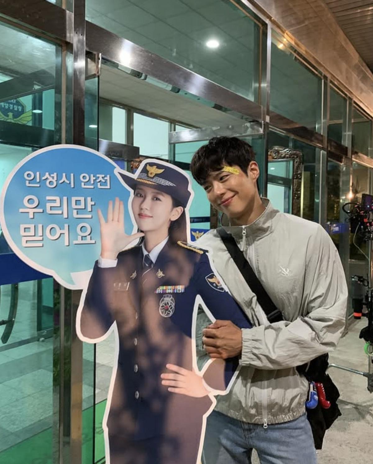 박보검, 여배우 등신대에 팔짱 끼고 하트..설레는 투샷[스타IN★]