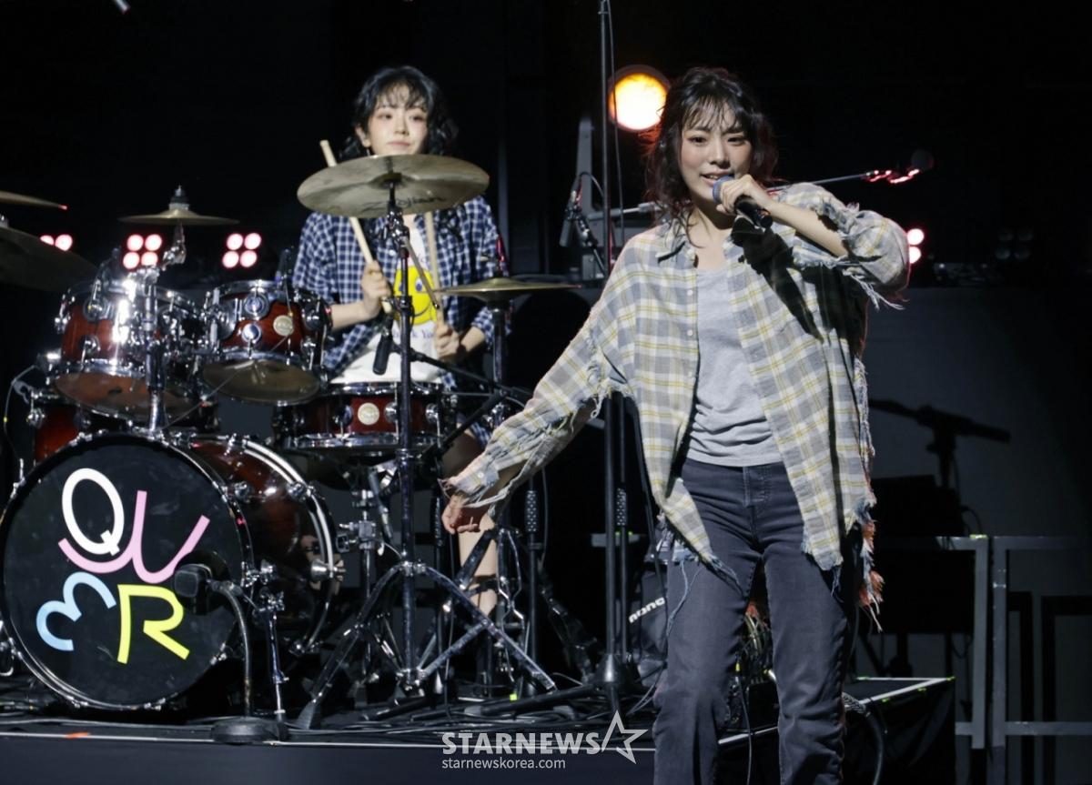 밴드 QWER이 9일 오후 서울 창천동 예스24 원더로크홀에서 진행된 미니 3집 '난 네 편이야, 온 세상이 불협일지라도' 쇼케이스에서 신곡을 선보이고 있다. 이번 앨범의 타이틀곡 '눈물참기'는 눈물을 참을 수 없는 슬픔에도 희망찬 내일을 위해 다시 한 걸음 내딛는 곡으로 멤버 전원이 작사에 참여했다. /2025.06.09 /사진=이동훈 photoguy@