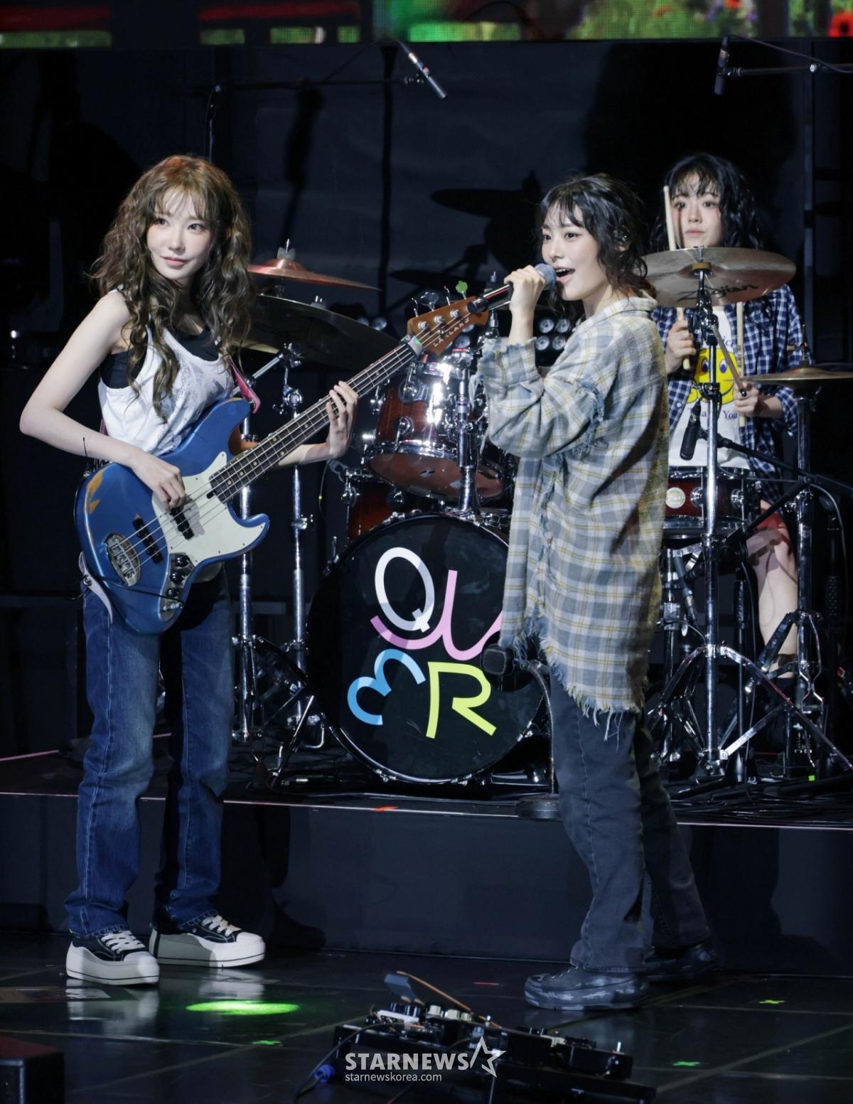 밴드 QWER이 9일 오후 서울 창천동 예스24 원더로크홀에서 진행된 미니 3집 '난 네 편이야, 온 세상이 불협일지라도' 쇼케이스에서 신곡을 선보이고 있다. 이번 앨범의 타이틀곡 '눈물참기'는 눈물을 참을 수 없는 슬픔에도 희망찬 내일을 위해 다시 한 걸음 내딛는 곡으로 멤버 전원이 작사에 참여했다. /2025.06.09 /사진=이동훈 photoguy@