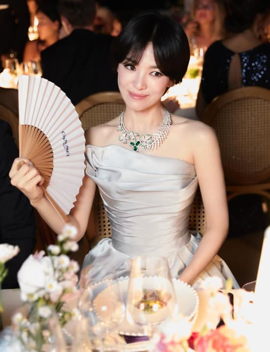 부채 든 송혜교, 그저 빛나는 미모..니스 홀린 '월클 여신'[스타이슈]