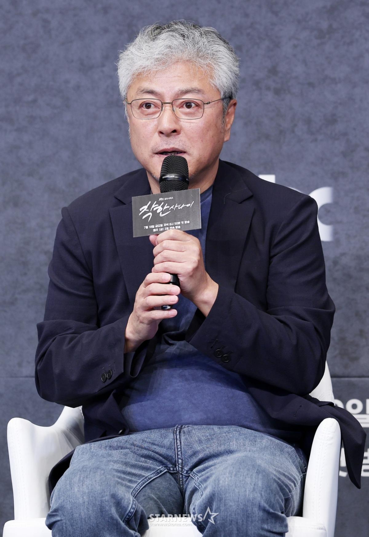 송해성 감독이 14일 오후 서울 구로구 더링크호텔에서 열린 JTBC 금요시리즈 '착한 사나이' 제작발표회에서 질의응답을 하고 있다. /2025.07.14 /사진=김휘선 hwijpg@
