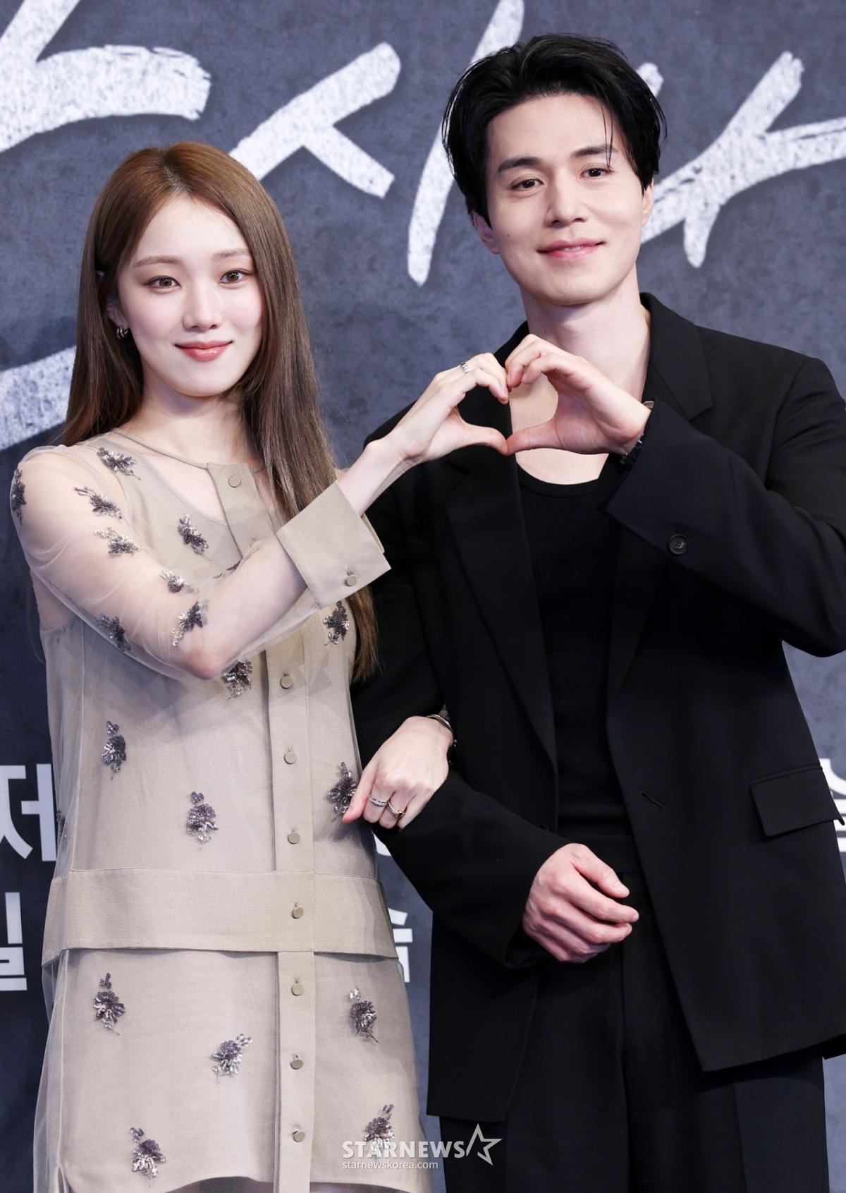 배우 이성경, 이동욱이 14일 오후 서울 구로구 더링크호텔에서 열린 JTBC 금요시리즈 '착한 사나이' 제작발표회에서 포즈를 취하고 있다. /2025.07.14 /사진=김휘선 hwijpg@