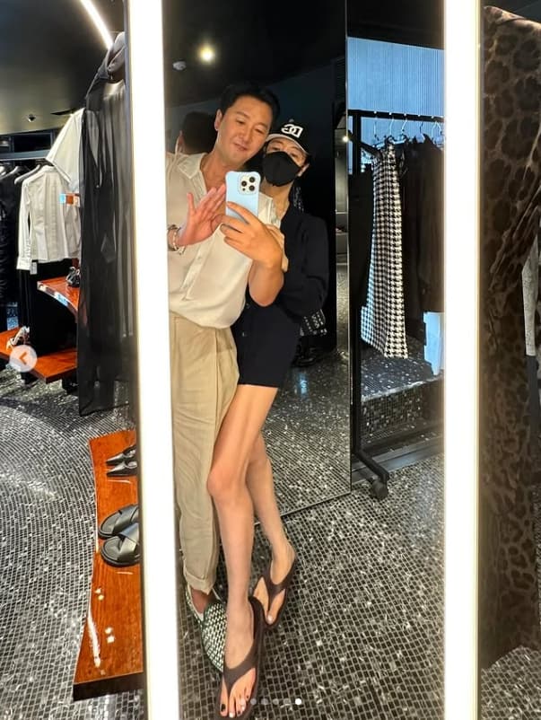 김혜수, 남사친과 얼굴 맞대고 각선미 자랑.."with OJ♥"