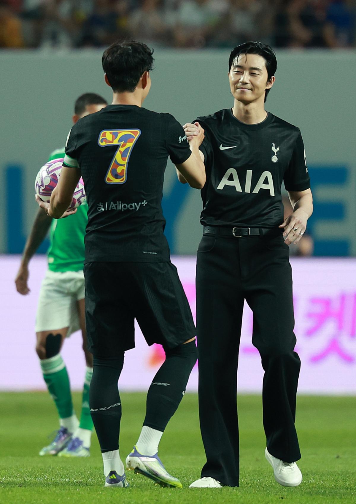 [서울=뉴시스] 이영환 기자 = 배우 박서준이 3일 오후 서울 마포구 서울월드컵경기장에서 열린 2025 쿠팡플레이시리즈 뉴캐슬 유나이티드와 토트넘 홋스퍼의 경기에서 시축을 마친 후 손흥민과 인사를 나누고 있다. 2025.08.03. 20hwan@newsis.com /사진=이영환