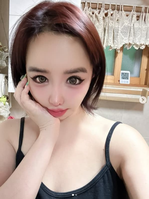 활동 중단하더니..박봄, 화장실에서 NO필터 셀카 삼매경