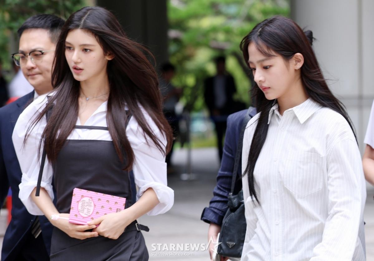 뉴진스 다니엘, 민지가 14일 서울 지방법원에서 열린 전속계약 유효 확인 소송 변론을 마친 뒤 법원을 나서고 있다. /2025.08.14 /사진=김휘선 hwijpg@