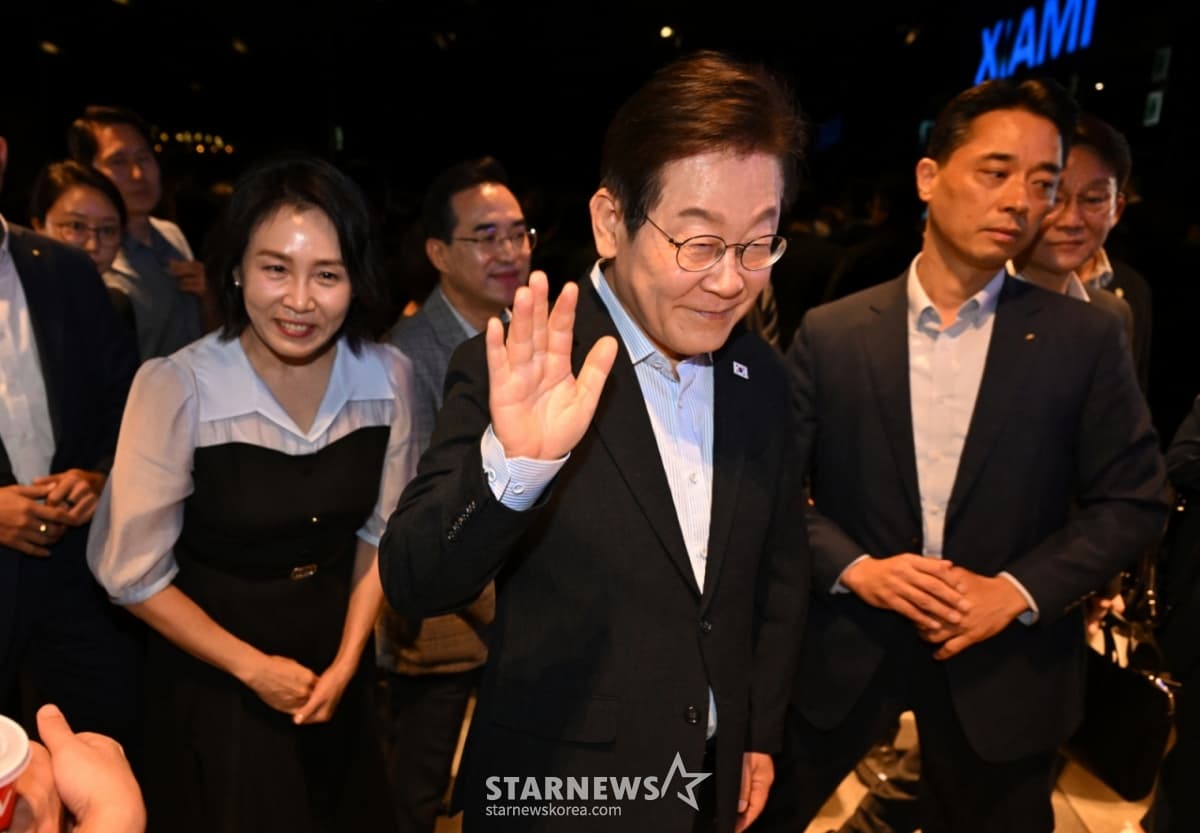 "조진웅 추천에"..이재명 대통령 부부, 시민들과 '독립군' 봤다