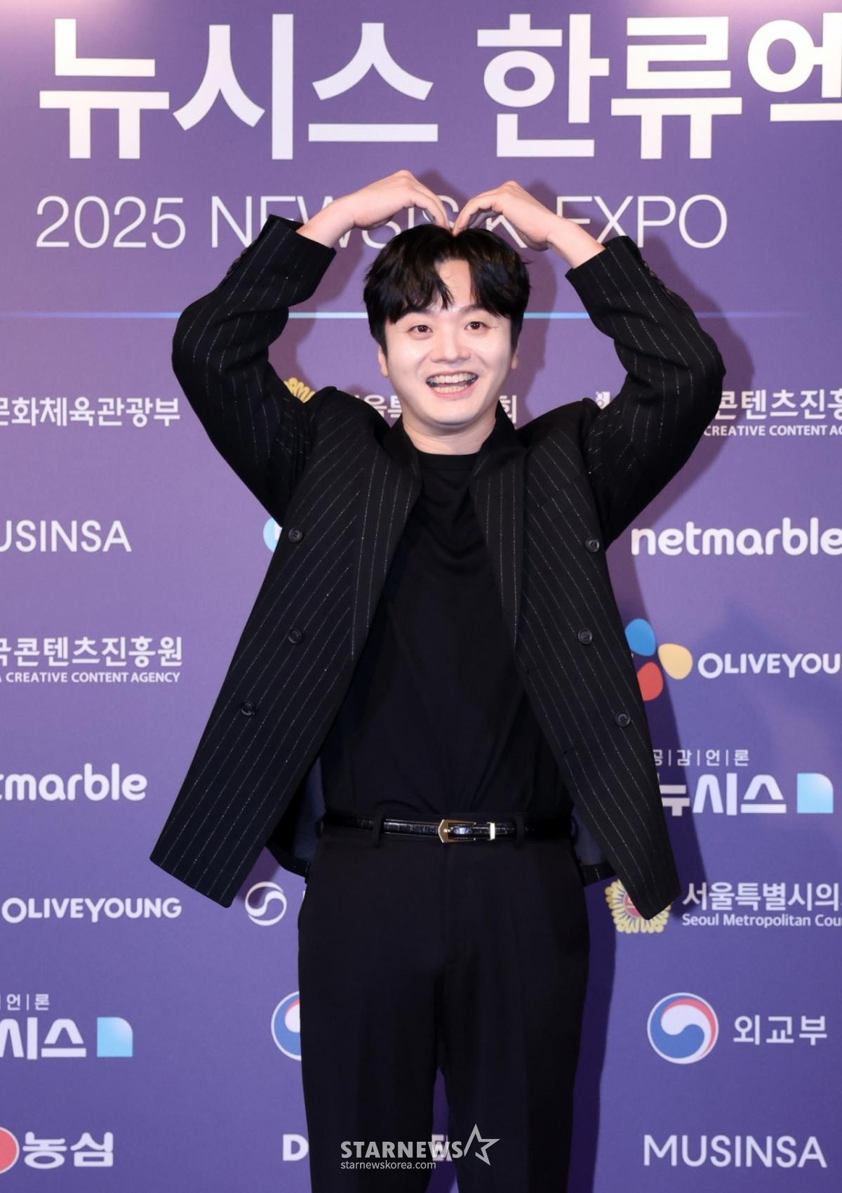 [서울=뉴시스] 조성우 기자 = 가수 황가람이 28일 서울 중구 롯데호텔에서 열린 제7회 뉴시스 한류엑스포(2025 K-엑스포) 포토월 행사에서 포즈를 취하고 있다. 2025.08.28. xconfind@newsis.com /사진=조성우