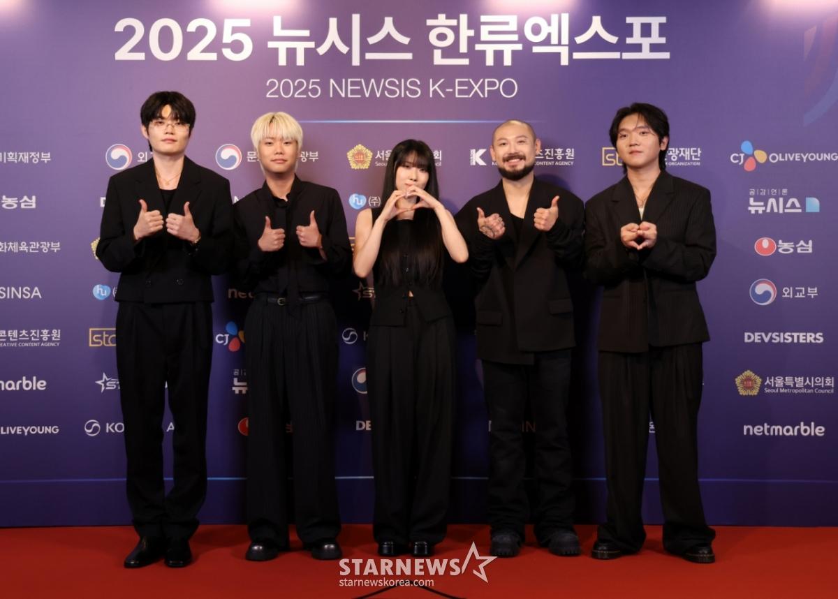 [서울=뉴시스] 조성우 기자 = 그룹 비트펠라하우스가 28일 서울 중구 롯데호텔에서 열린 제7회 뉴시스 한류엑스포(2025 K-엑스포) 포토월 행사에서 포즈를 취하고 있다. 2025.08.28. xconfind@newsis.com /사진=조성우