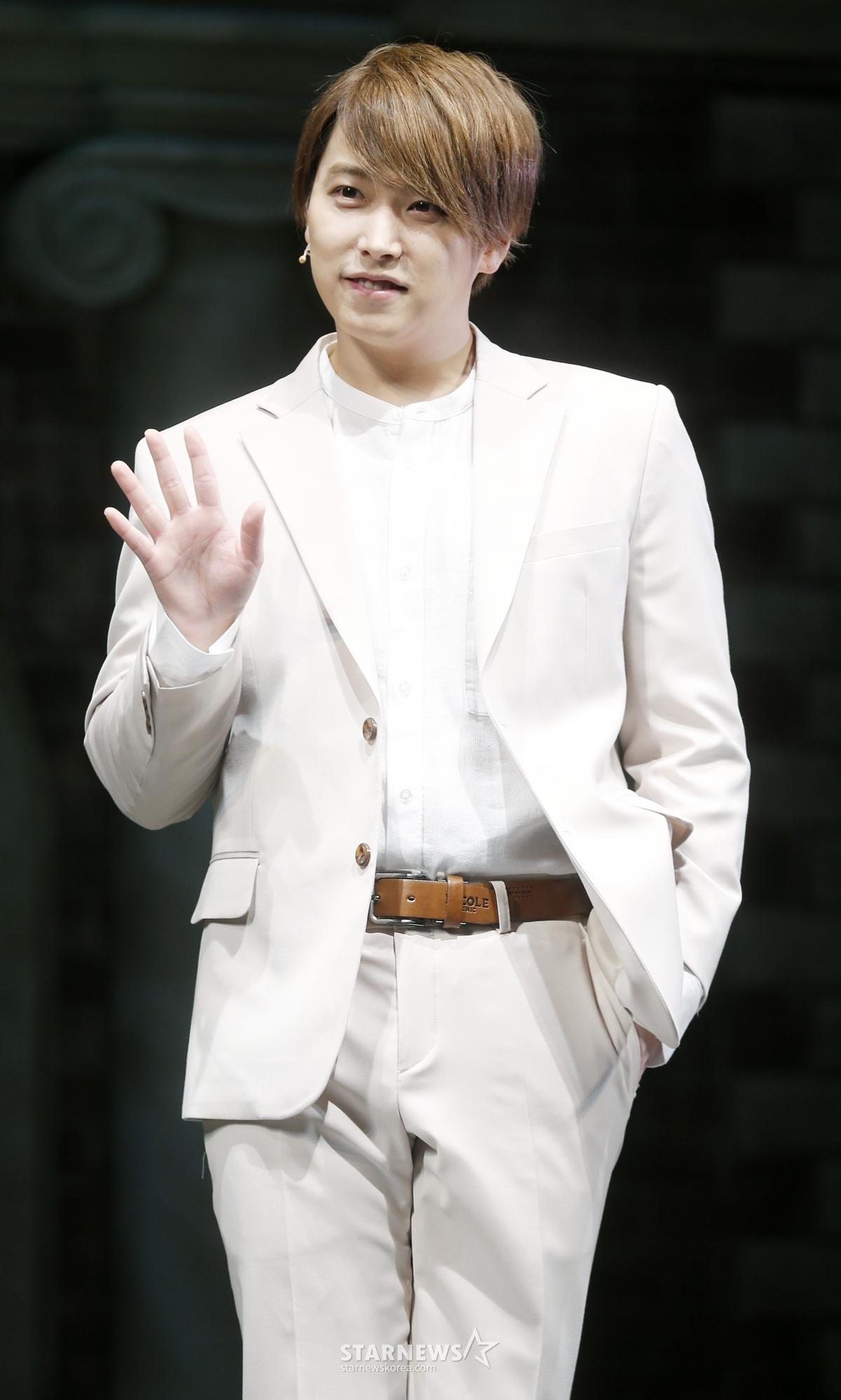 '김사은♥' 성민, 트로트 행보ing..'전국노래자랑' 뜬다!