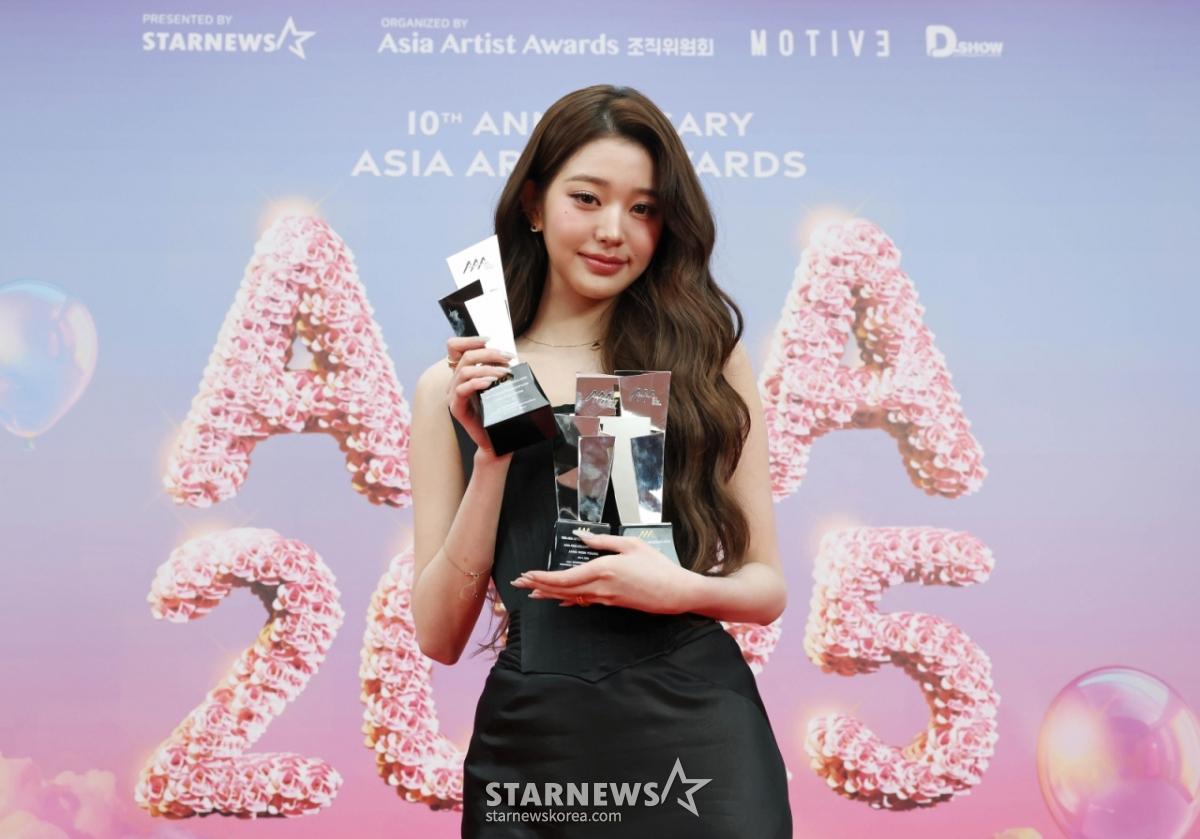 걸그룹 아이브 장원영이 6일 가오슝 내셔널 스타디움에서 진행된 스타뉴스 주최 '10주년 아시아 아티스트 어워즈 2025(10th Anniversary Asia Artist Awards 2025, '10주년 AAA 2025')에서 10 GRAND PRESENCE OF K-POP, 심볼 오브 AAA, 아시아 셀러리티 상을 수상한 뒤 포즈를 취하고 있다. /2025.12.06 /사진=이동훈 photoguy@