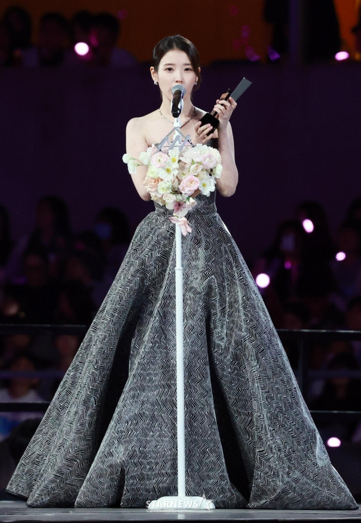 아이유 'AAA Best Artist상 감사합니다'[★포토]