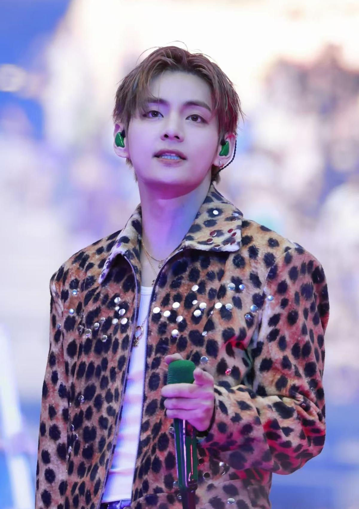 파리가 반했다♥ 방탄소년단 뷔, 독보적 매력 발산..파리 공연 '압도'