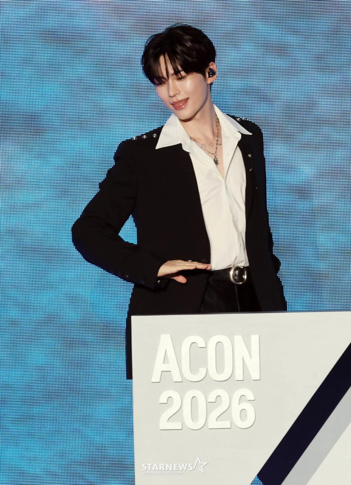 그룹 제로베이스원 성한빈이 25일 오후 타이베이 NTSU Arena에서 개최 된 'ACON 2026(에이콘2027)' 무대에서 단독 MC를 보고 있다. 2026.07.25 /사진=임성균 tjdrbs23@
