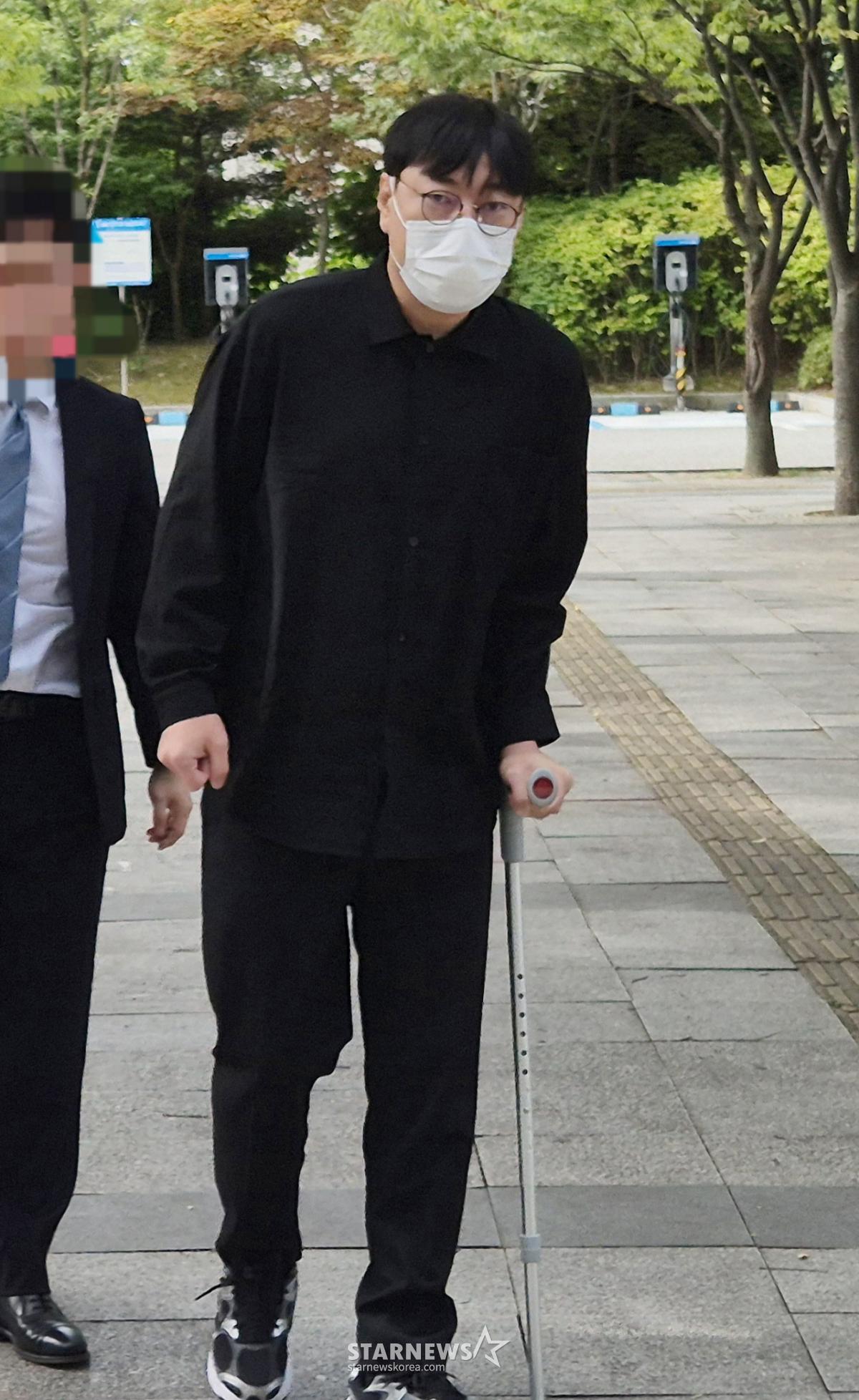 (여주=뉴스1) 양희문 기자 = 개그맨 이진호가 14일 수원지법 여주지원에서 열린 음주운전 및 불법도박 혐의 사건 첫 공판에 출석하고 있다. 2026.8.14/뉴스1 Copyright © 뉴스1. All rights reserved. 무단 전재 및 재배포, AI학습 이용 금지. /사진=(여주=뉴스1) 양희문 기자