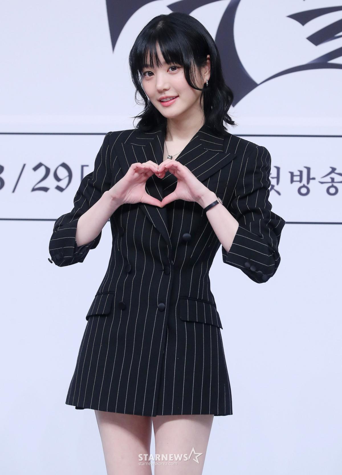 '이승기 처형' 이유비, 남자친구 이훈과 놀이공원서 공개 데이트 ('기이한 연애')