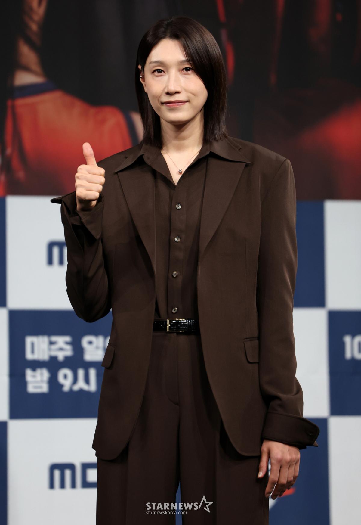 (서울=뉴스1) 김진환 기자 = 배구여제 김연경이 8일 오후 서울 마포구 상암동 MBC 골든마우스홀에서 열린 MBC 새 예능 '신인감독 김연경2' 제작발표회에 참석해 포즈를 취하고 있다. '신인감독 김연경2'은 ‘경력감독’ 김연경과 ‘필승 원더독스’(이하 원더독스)의 처절하고 뜨거운 창단 도전기로 오는 11일 첫 방송 한다. 2025.10.8/뉴스1 Copyright © 뉴스1. All rights reserved. 무단 전재 및 재배포, AI학습 이용 금지. /사진=(서울=뉴스1) 김진환 기자