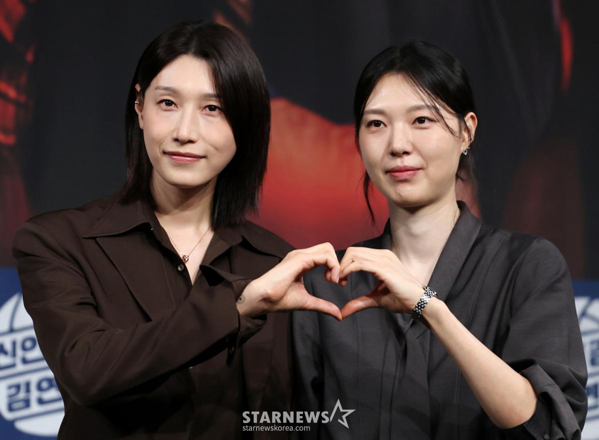 (서울=뉴스1) 김진환 기자 = 배구여제 김연경과 양효진 해설위원(오른쪽)이 8일 오후 서울 마포구 상암동 MBC 골든마우스홀에서 열린 MBC 새 예능 '신인감독 김연경2' 제작발표회에 참석해 포즈를 취하고 있다. '신인감독 김연경2'은 ‘경력감독’ 김연경과 ‘필승 원더독스’(이하 원더독스)의 처절하고 뜨거운 창단 도전기로 오는 11일 첫 방송 한다. 2025.10.8/뉴스1 Copyright © 뉴스1. All rights reserved. 무단 전재 및 재배포, AI학습 이용 금지. /사진=(서울=뉴스1) 김진환 기자