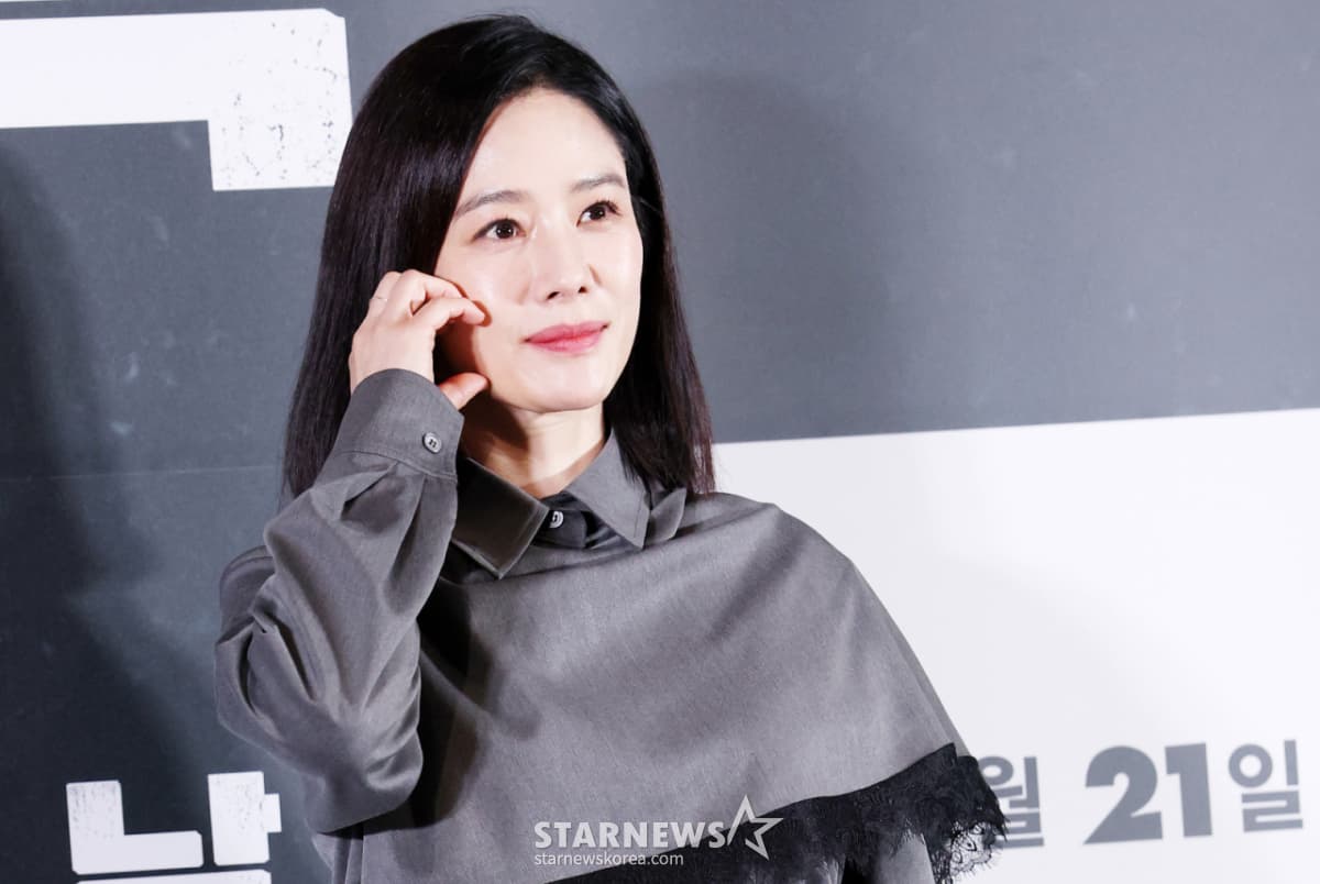 배우 김현주가 12일 서울 용산구 CGV아이파크몰에서 진행된 영화 '실낙원(감독 연상호)' 언론시사회 및 기자간담회에 참석해 포즈를 취하고 있다. /2026.10.12 /사진=김휘선 hwijpg@