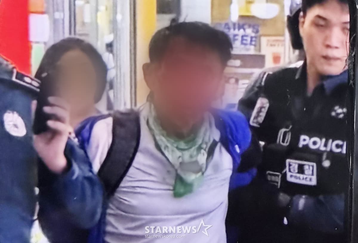 (인천=뉴스1)   = 13일 오후 인천 남동구 홈플러스 푸드코트에서 50대 남성이 흉기 난동을 벌여 1명이 심정지 상태에 빠지는 등 마트 및 영화관 이용객 8명이 다쳤다. 사진은 경찰에 제압된 피의자 모습. (독자 제공. 재판매 및 DB 금지) 2026.10.13/뉴스1  Copyright © 뉴스1. All rights reserved. 무단 전재 및 재배포,  AI학습 이용 금지. /사진=(인천=뉴스1)