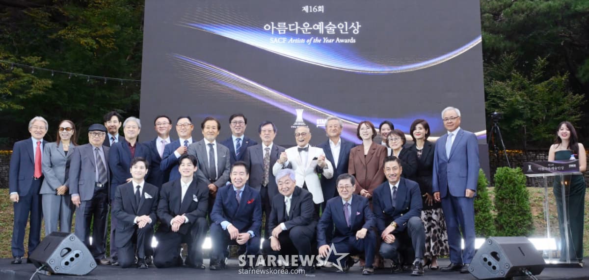 15일 서울 강동구 스테이지28에서 진행된 '제16회 아름다운 예술인상' 시상식에서 최휘영 문화체육관광부 장관, 신영균예술문화재단 명예 이사장, 신언식 이사장, 배우 박근형, 이정재를 비롯한 주요 참석자들이 기념촬영을 하고 있다./2026.10.15 /사진=김휘선 hwijpg@