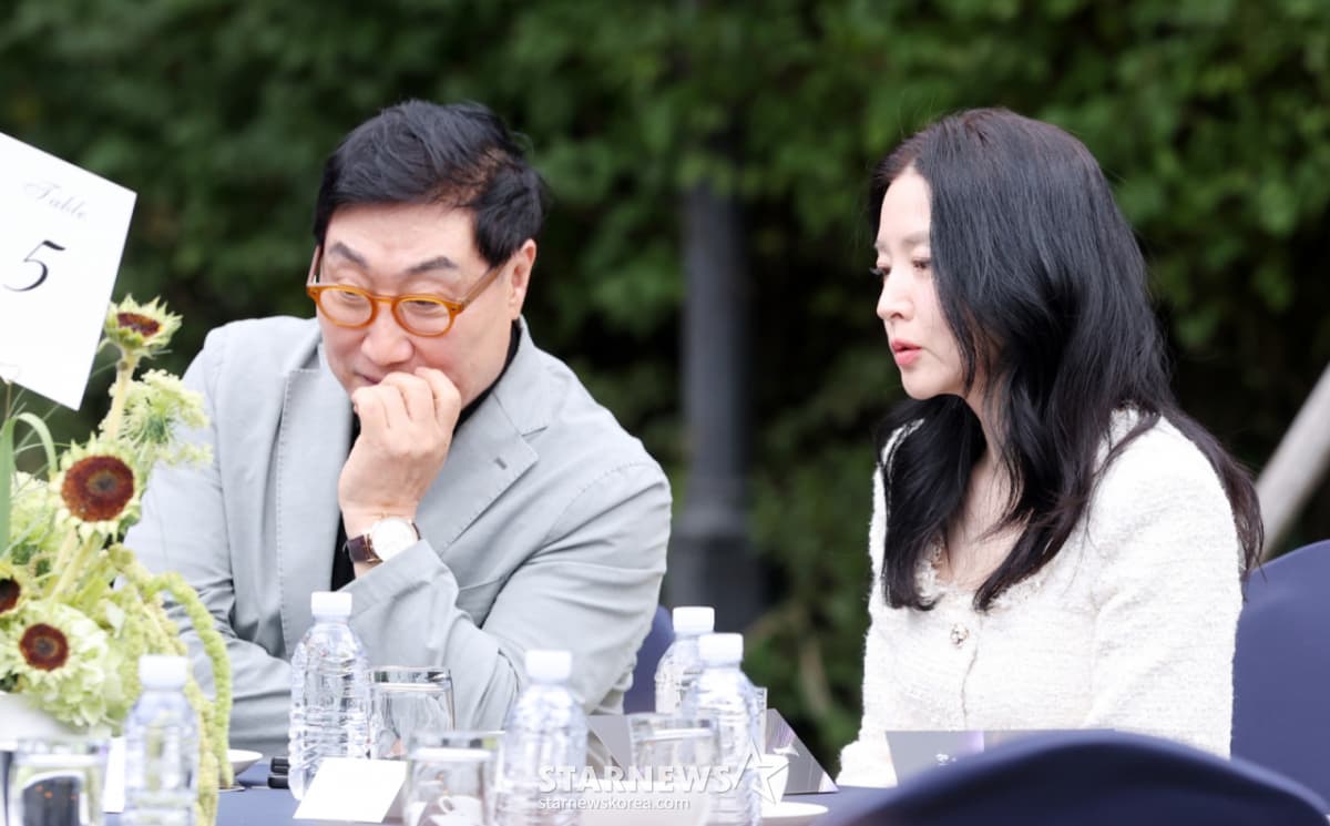 배우 이영애, 남편 정호영씨가 15일 서울 강동구 스테이지28에서 진행된 '제16회 아름다운 예술인상' 시상식에 참석해 자리하고 있다. /2026.10.15 /사진=김휘선 hwijpg@