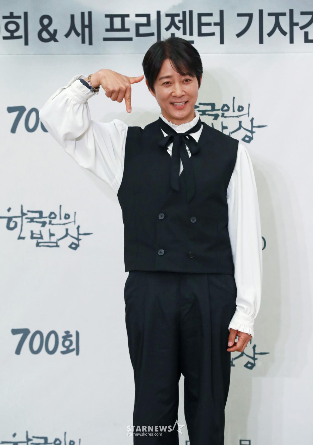 배우 최수종이 10일 오후 서울 여의도 KBS에서 진행된 '한국인의 밥상' 700회 및 새 프리젠터 기자간담회에 참석해 포즈를 취하고 있다.  '한국인의 밥상'은 2011년 첫 방송 후 14년 3개월간 전국 방방곡곡의 한 끼 식사를 통해 한국인의 삶과 문화를 담아온 푸드멘터리 프로그램이다. /2025.04.10 /사진=이동훈 photoguy@
