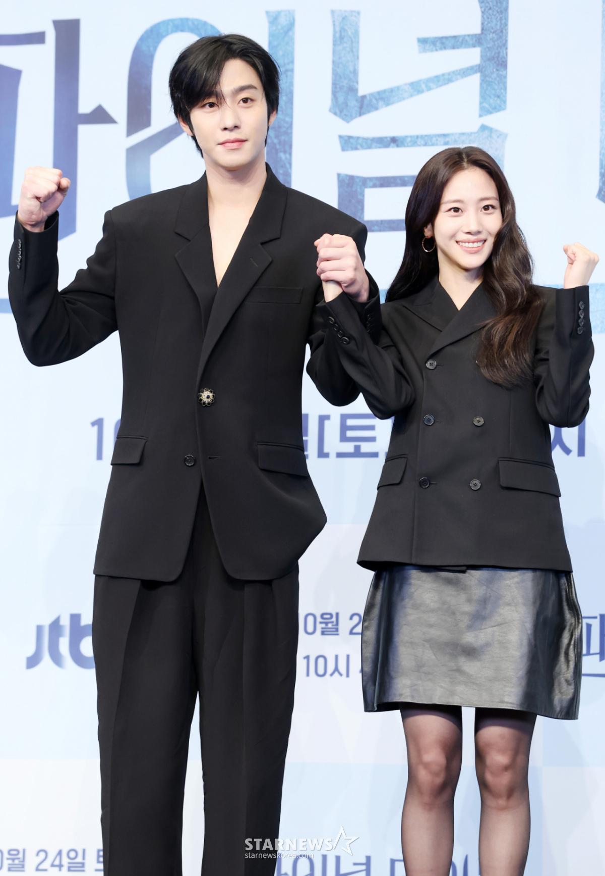 배우 안효섭, 홍화연이 22일 서울 구로구 더 링크 호텔에서 진행된 JTBC 토일 드라마 '파이널 테이블' 제작발표회에 참석해 포즈를 취하고 있다. /2026.10.22 /사진=김휘선 hwijpg@