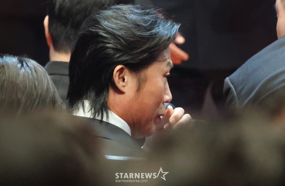 '대통령 표창받는' 유해진, 무거운 표정 포착..시상식 무사히 참석 [스타이슈]