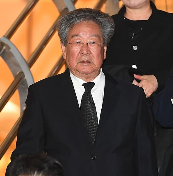 '건강 이상설' 최불암, 병원 입원 중 별세..생전 허리디스크→재활 치료 [스타이슈]