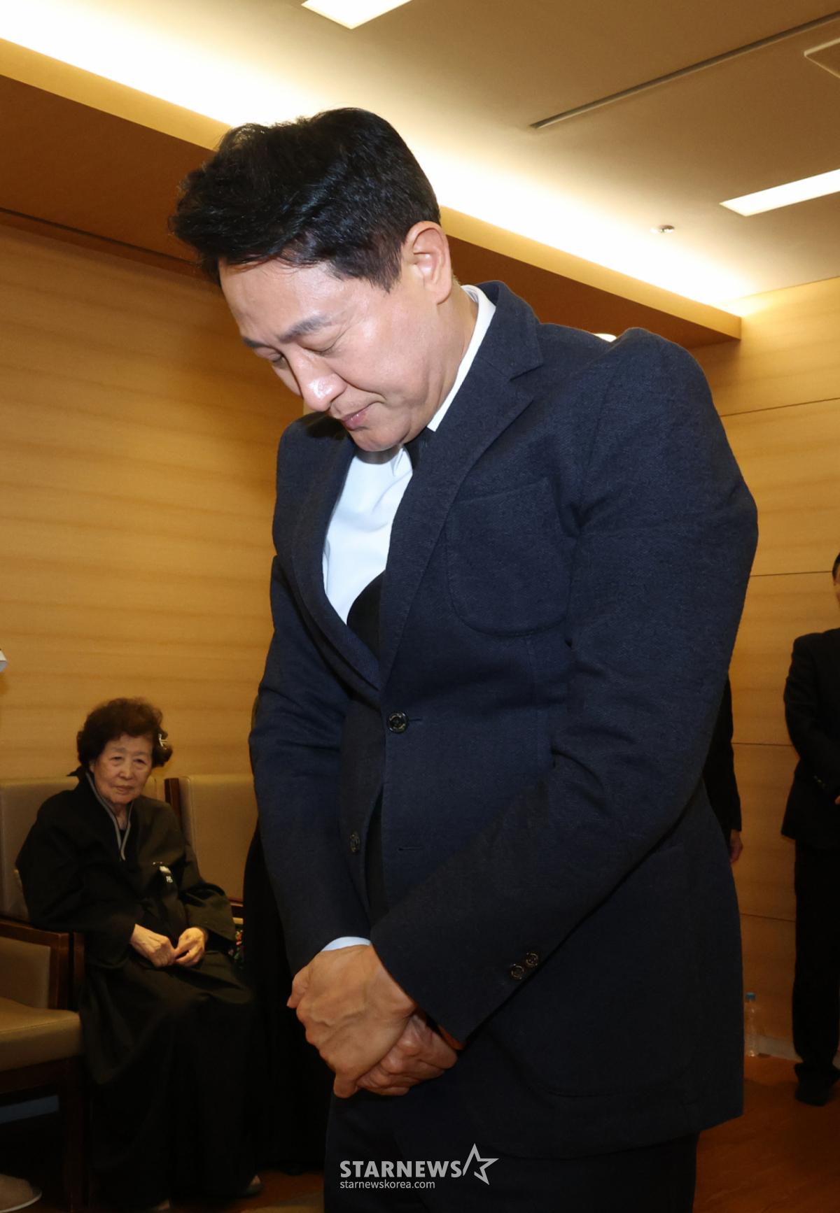 [서울=뉴시스] 김명년 기자 = 오세훈 서울시장이 지난 10월 25일 오후 서울시 강남구 삼성서울병원 장례식장에 마련된 최형우 전 내무부 장관 빈소를 찾아 조문하고 있다. 2026.10.25. kmn@newsis.com /사진=김명년