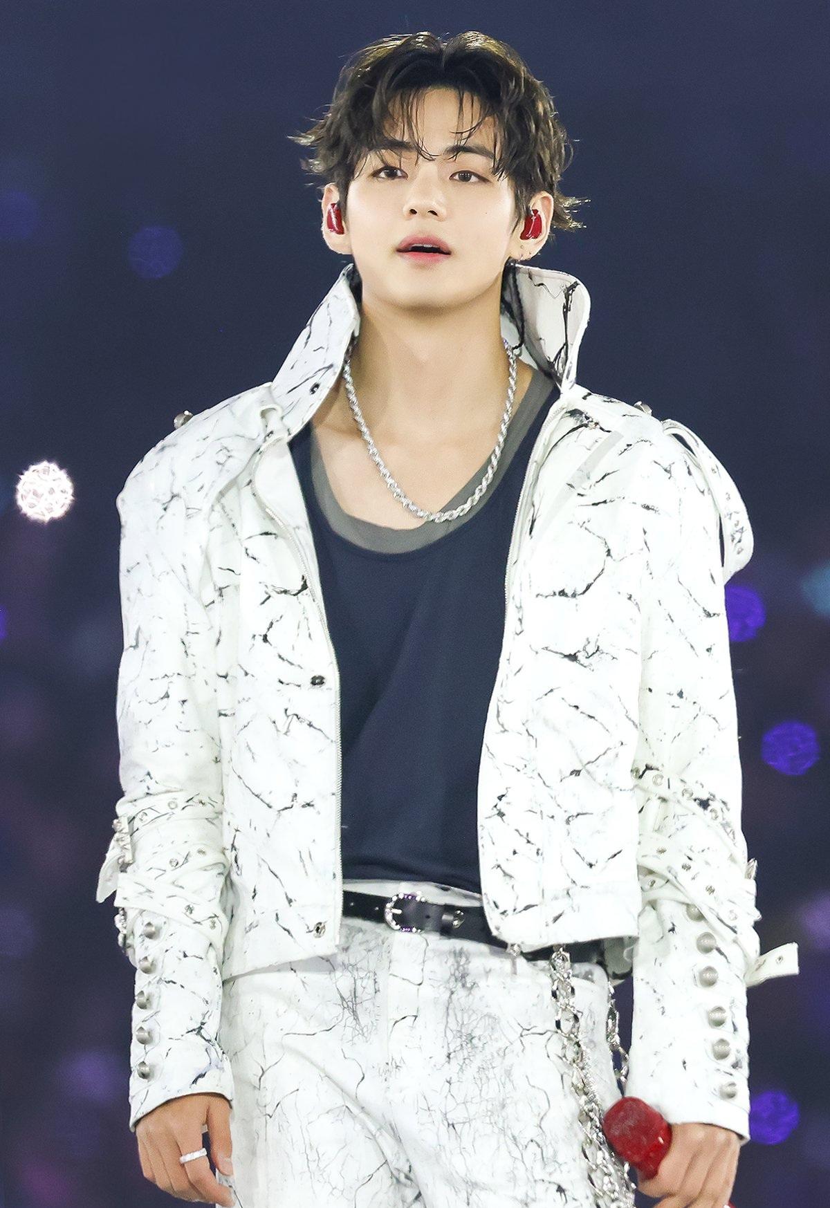 'Mr. Lindo' 방탄소년단 뷔, 7년 만의 귀환! 브라질 팬들 환호 속 매혹적 무대
